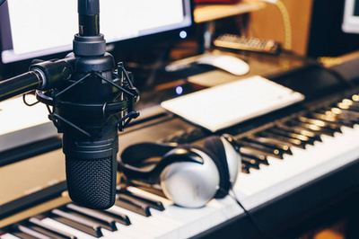 在录音室中吸声板背景上音乐概念的动态麦克风