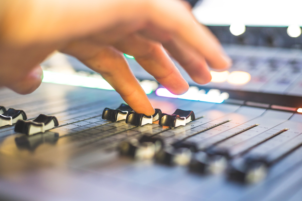 录音室中的艺术 专业音响工程师的音乐制作现场